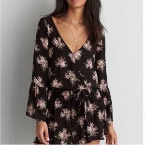 FINAL SALE 🔥 American Eagle - black floral bell sleeve romper